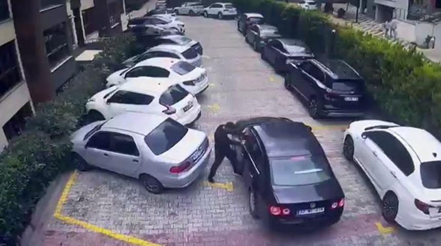 Beylikd&uuml;z&uuml;&rsquo;nde sitede park yeri nedeniyle silahlı kavga &ccedil;ıktı,  o anlar kamerada