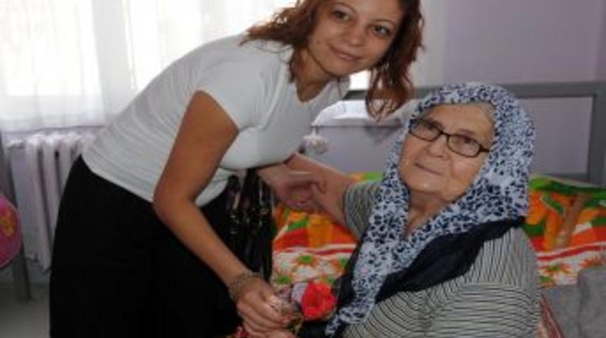 Kuaf&ouml;rler huzurevindeki yaşlıların sa&ccedil;larını kesti ve bakımlarını yaptı