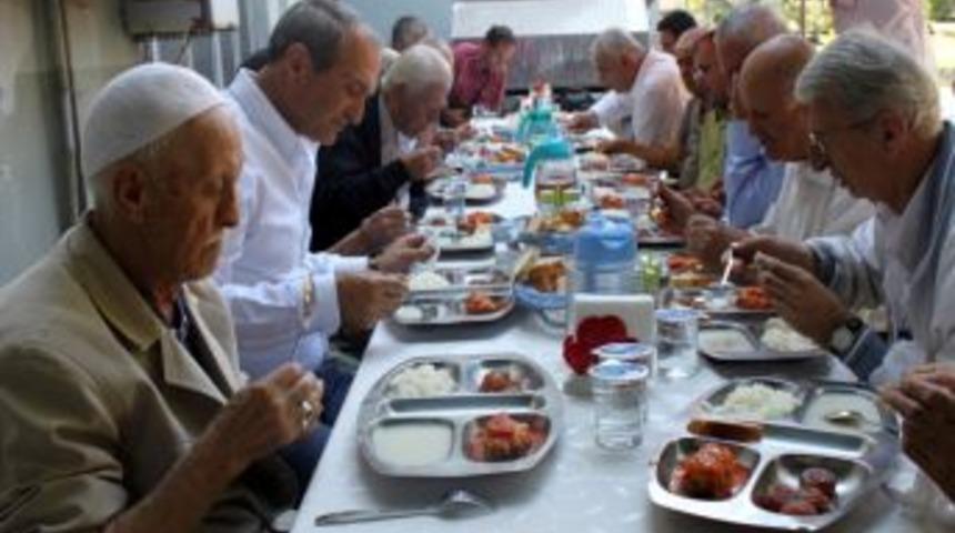 Esnaf, yaşlıların duasını aldı