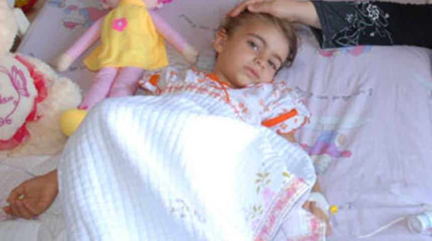 Minik B&uuml;şra ikizini 5 yıl karnında taşımış