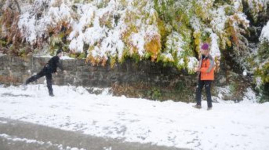 Uludağ beyaza b&uuml;r&uuml;nd&uuml;, tatilciler kartopunun zevkini s&uuml;r&uuml;yor