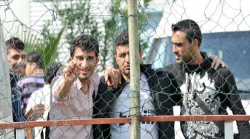 Antalya&rsquo;da yakalanan 170 m&uuml;lteci, İtalya&rsquo;ya gitmek i&ccedil;in 10'ar bin euro &ouml;demiş