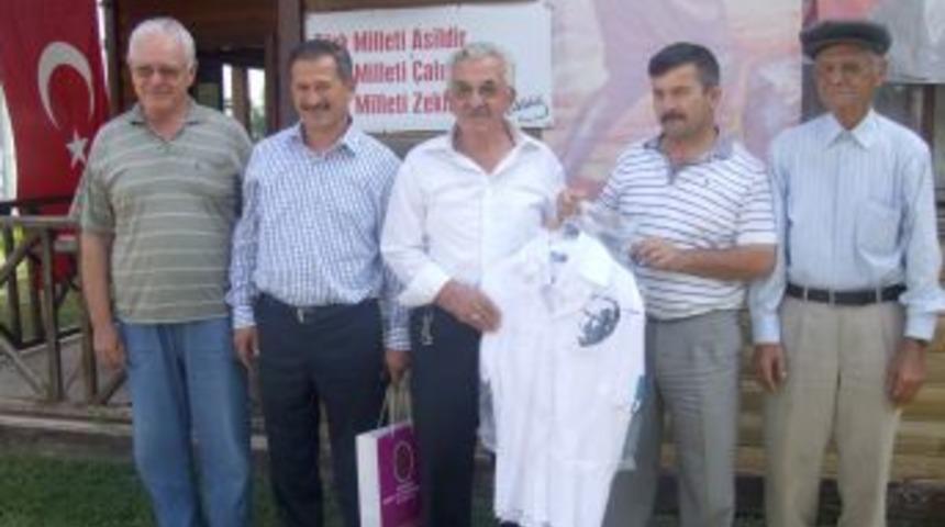 Esnaftang gaziler i&ccedil;in Atat&uuml;rk fotoğraflı g&ouml;mlekler giydi