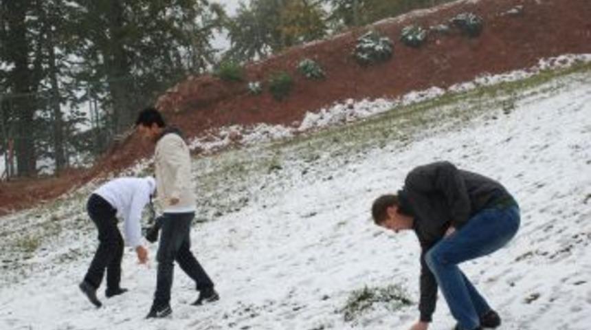 Kartepe'ye mevsimin ilk karı yağdı