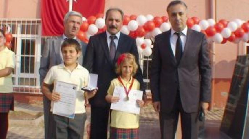 Resimde uluslararası başarılar kazanan &ouml;ğrenciler &ouml;d&uuml;llendirildi