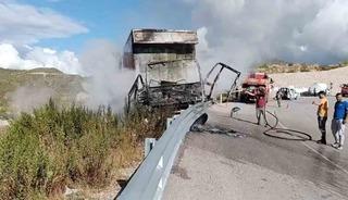 Bariyerlere &ccedil;arpan kamyon alev alev yandı, s&uuml;r&uuml;c&uuml; yaralı kurtuldu