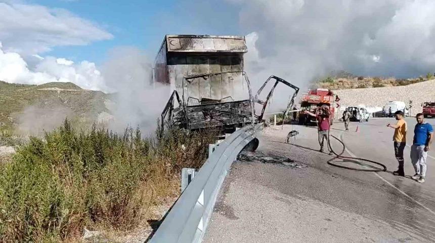Bariyerlere &ccedil;arpan kamyon alev alev yandı, s&uuml;r&uuml;c&uuml; yaralı kurtuldu