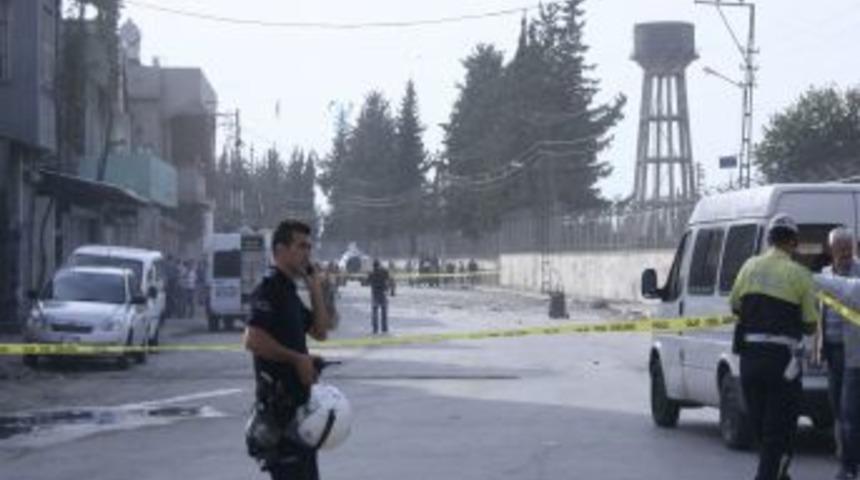 &Ccedil;&ouml;p yığınındaki bomba patladı, 4 polis yaralandı