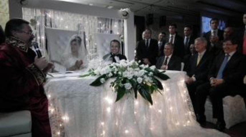 Davutoğlu'ndan konuk bakana d&uuml;ğ&uuml;n s&uuml;rprizi