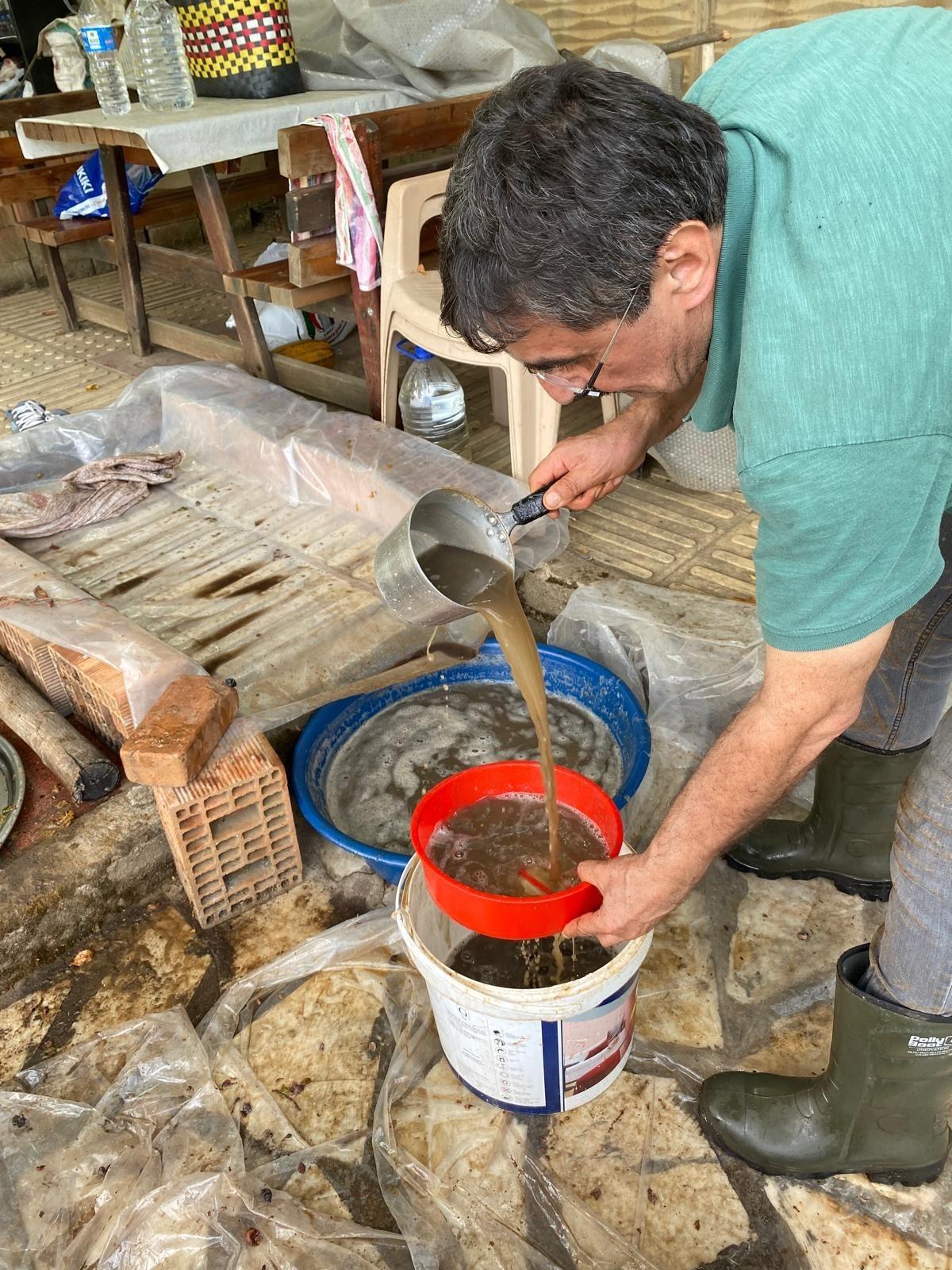 Dedelerinden kalan yöntemi sürdürüyorlar! Üzümler ayakla ezilip saatlerce kaynatılıyor 2