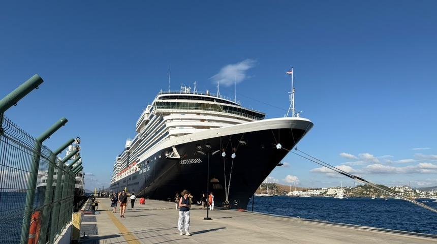 Bodrum'a "Oosterdam" kruvaziyeriyle 1952 turist geldi