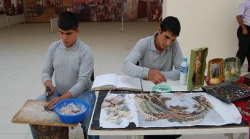 Sokaktan sanata sanattan hayata atıldılar