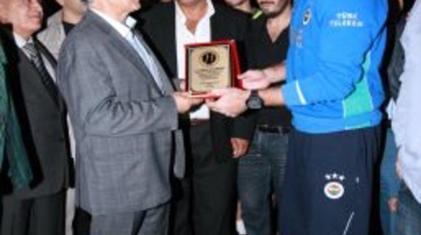 Kaleci Volkan&rsquo;dan Zihni Aldırmaz&rsquo;a plaket