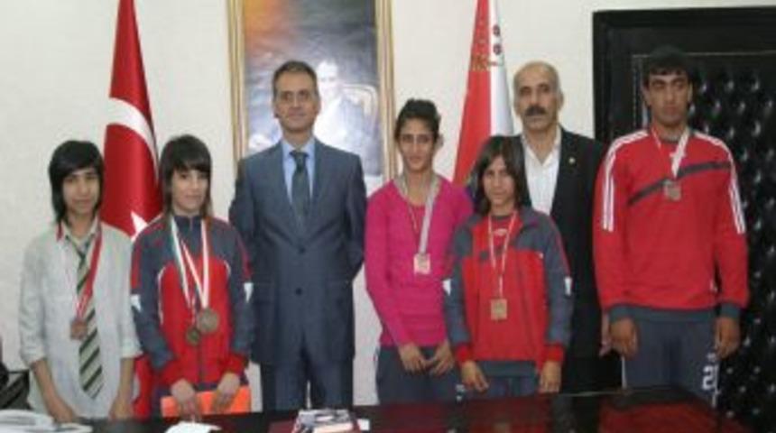 Siir Emniyet M&uuml;d&uuml;r&uuml; G&uuml;ven'den şampiyon g&uuml;reş&ccedil;ilere &ouml;d&uuml;l