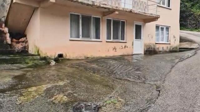 35 yıllık evde şaşırtan olay! 8 yıldır su fışkırıyor, yağmur başlayınca evden kaçıyorlar