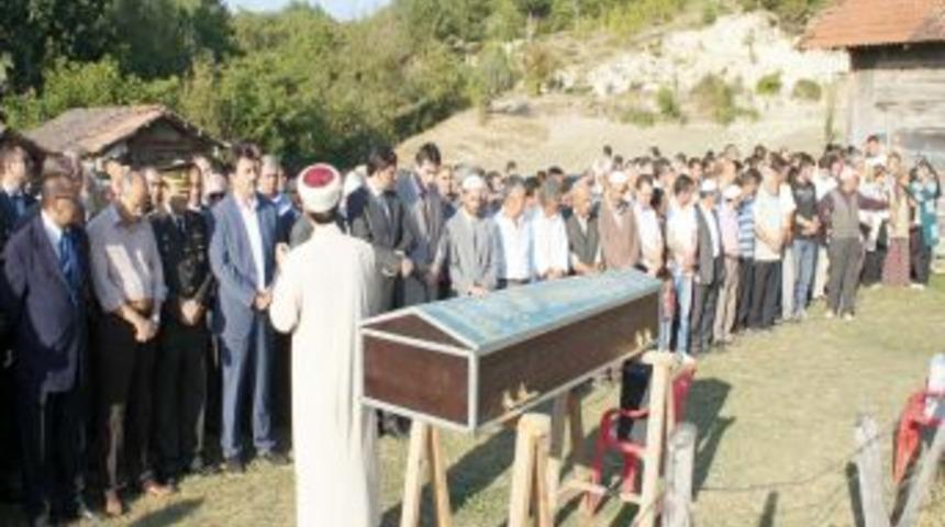 Patlamada hayatını kaybeden lise &ouml;ğrencisi k&ouml;y&uuml;nde toprağa verildi