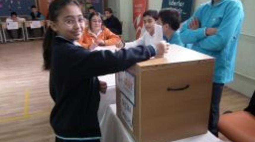 Okullarda başkan se&ccedil;me heyecanı başladı