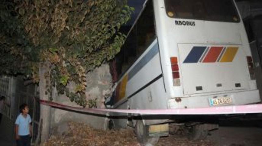 İzmir'de trafik kazası: 1 &ouml;l&uuml;