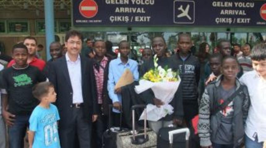Bur&ccedil; Okulları Ugandalı &ouml;ğrencilere kucak a&ccedil;tı