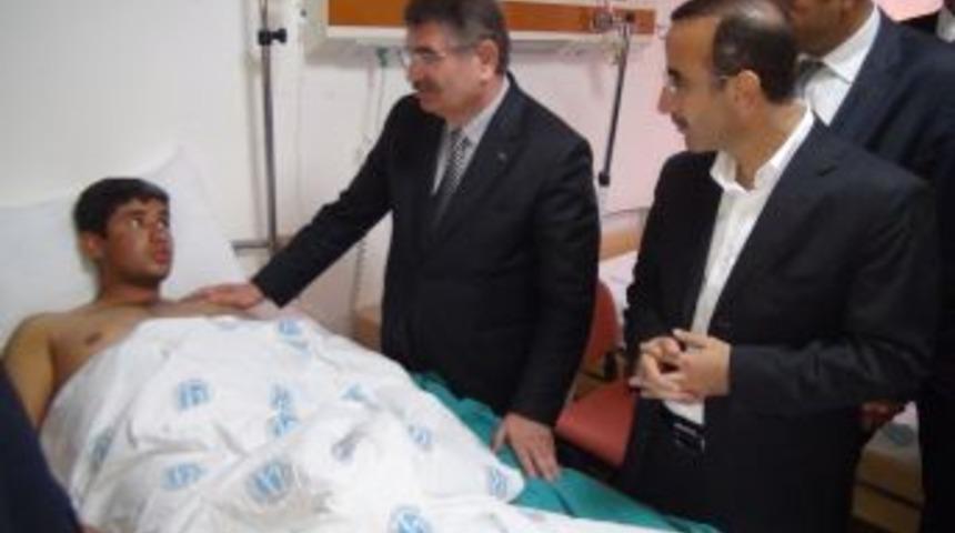 Bakan Şahin, yaralı polis adaylarını ziyaret etti