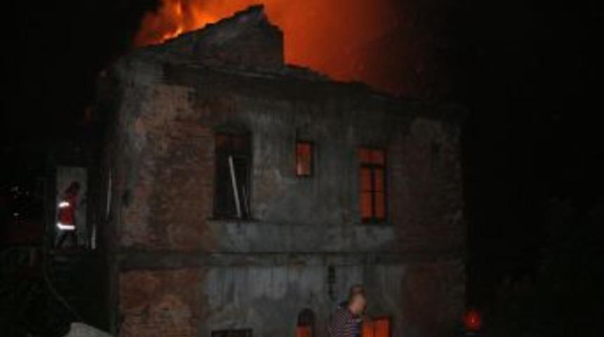 Zonguldak'ta tarihi bina alevlere teslim oldu