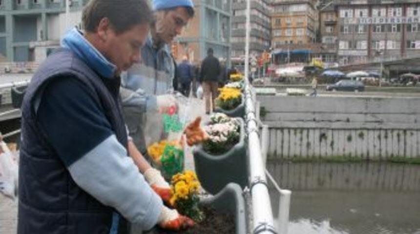 Belediye iş&ccedil;ileri dikiyor, vatandaş s&ouml;k&uuml;yor
