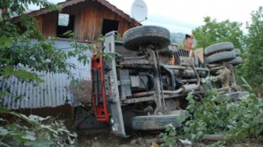 Kontrolden &ccedil;ıkan kamyon evin &uuml;st&uuml;ne devrildi