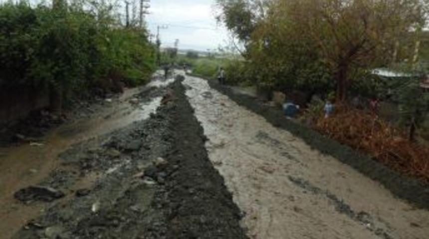 Karakese beldesinde yollar sele teslim