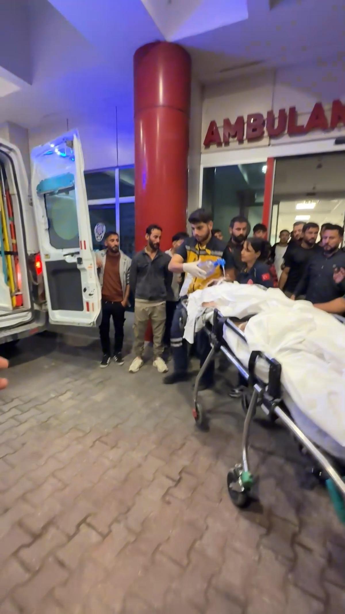 &Ccedil;atıda elektrik akımına kapıldı: Ayaklarından sarkıtılarak indirildi! Feci olay kameraya yansıdı 6