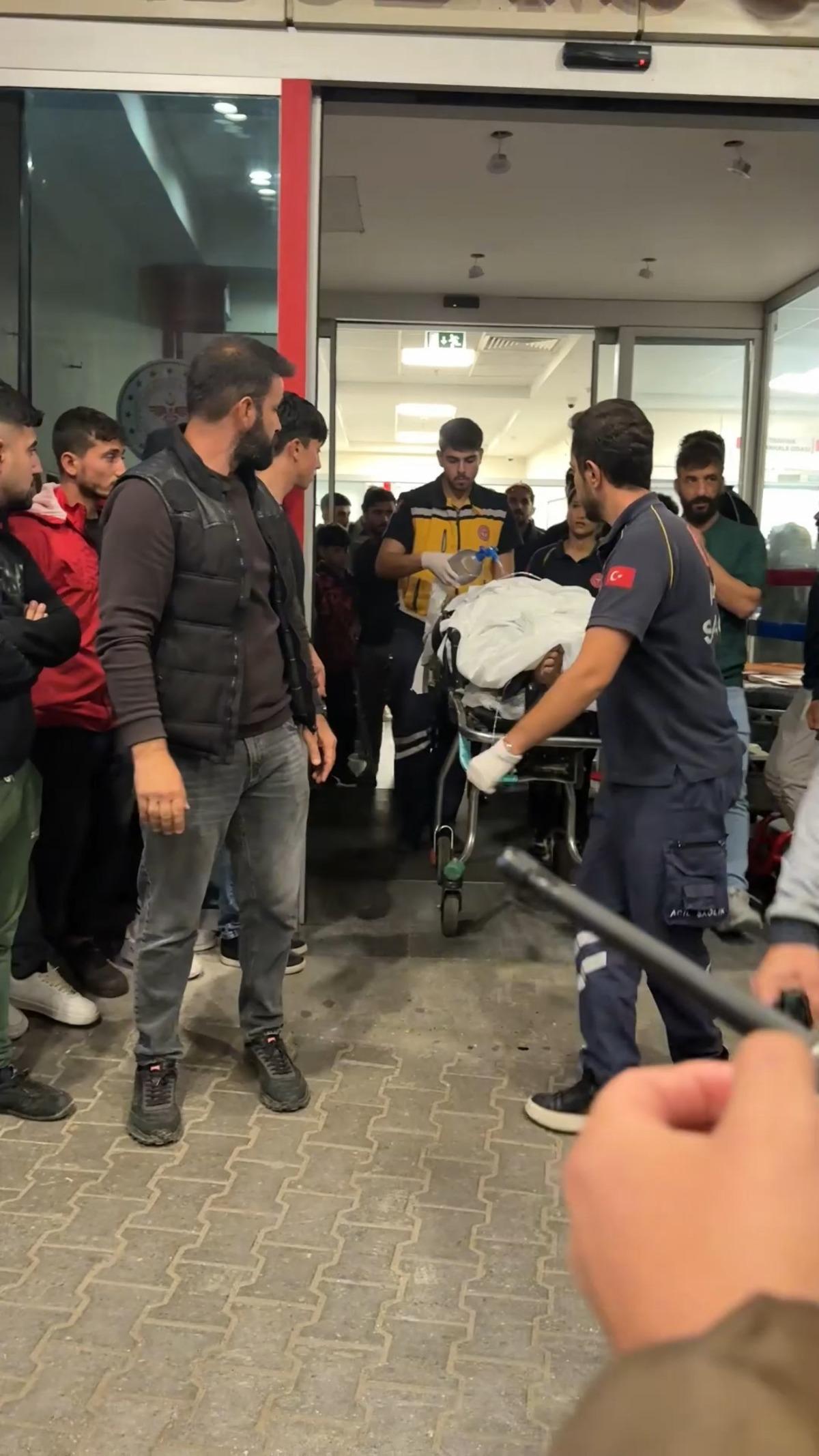 &Ccedil;atıda elektrik akımına kapıldı: Ayaklarından sarkıtılarak indirildi! Feci olay kameraya yansıdı 5