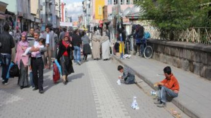 Yasaya rağmen, &ccedil;ocuklar sokakta tezgah a&ccedil;ıp sigara satıyor