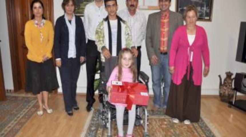 Cam kemik hastası kızın hayalini Fethiye Belediyesi ger&ccedil;ekleştirdi