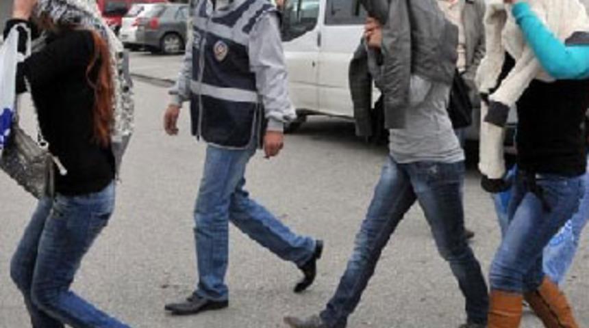 Baskına giden polise grup seks teklifi