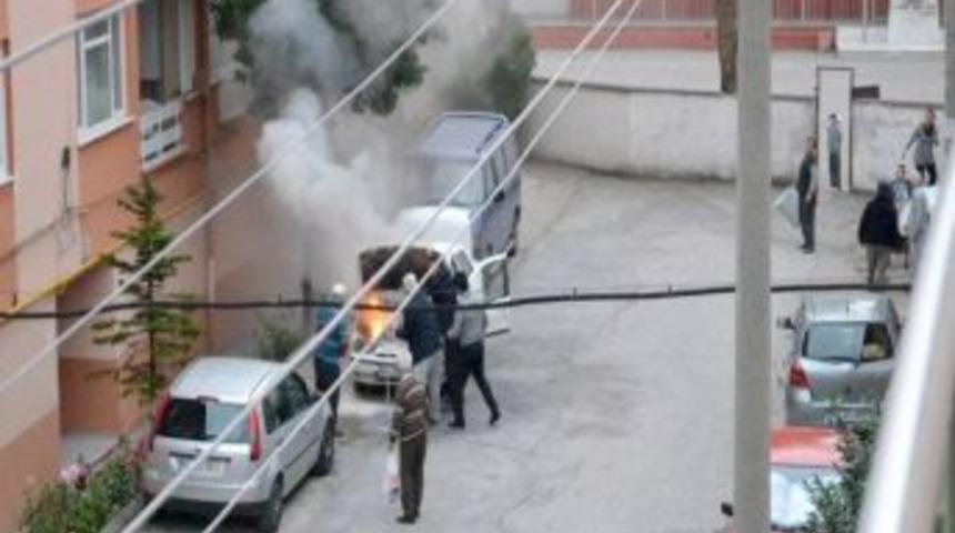 Okul önünde yanan otomobil öğrencileri korkuttu