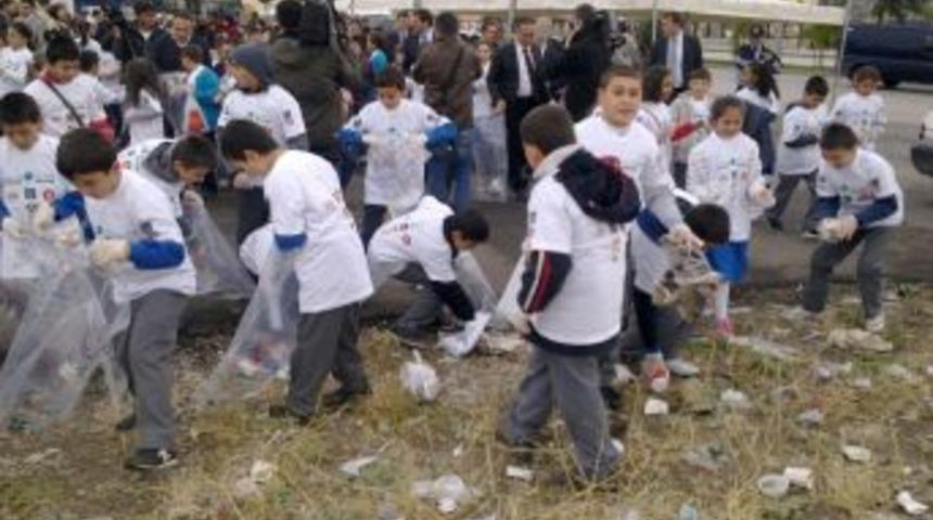 Avustralya B&uuml;y&uuml;kel&ccedil;isi &ouml;ğrencilerle mıntıka yaptı