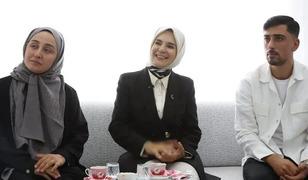 Bakan G&ouml;ktaş, evlilik kredisinden yararlanan yeni evli &ccedil;iftin ilk misafiri oldu