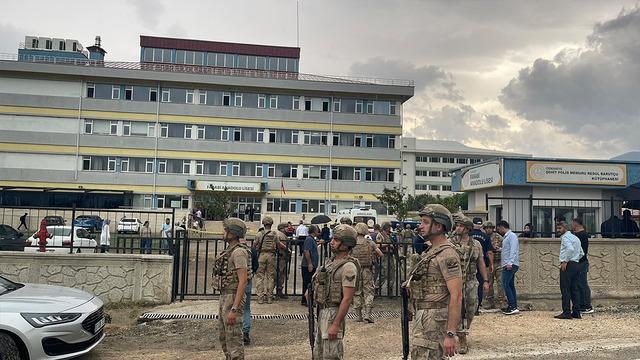 Osmaniye'de korkunç olay! Okul bahçesinde öğretmene silahlı saldırı... MEB!'den açııklama: 'Şizofreni' tanısı varmış