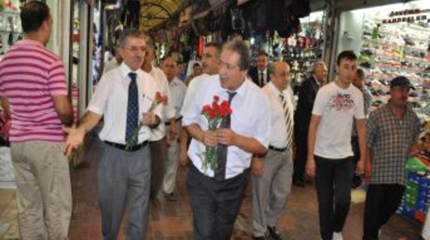 M&uuml;lki amirler esnafa karanfil dağıttı