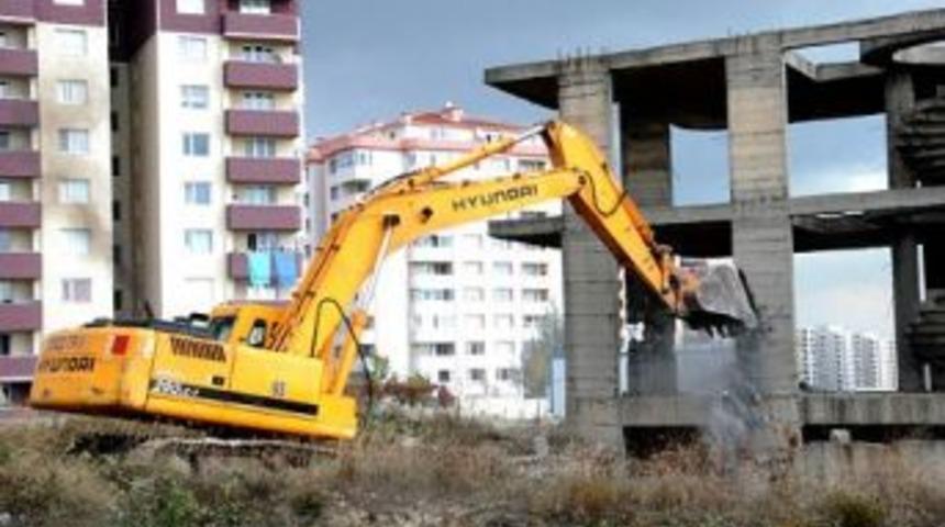 Tehlike arz eden 11 inşaat yıkıldı