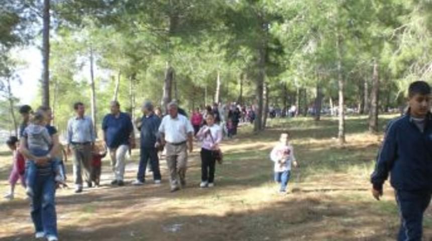 &Ouml;ğrenci ve veliler doğa y&uuml;r&uuml;y&uuml;ş&uuml;nde stres attı