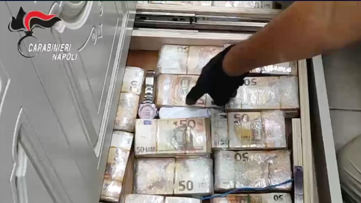 Polis eve baskın yaptı, fayansların altından milyonlar çıktı: Kovayla taşıdılar 1