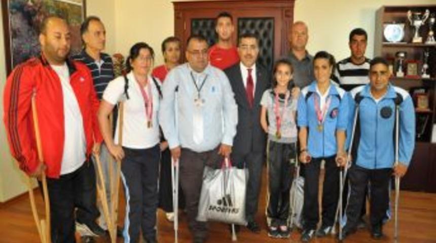 Engelli sporcular Başkan &Ccedil;elikcan&rsquo;ı ziyaret etti