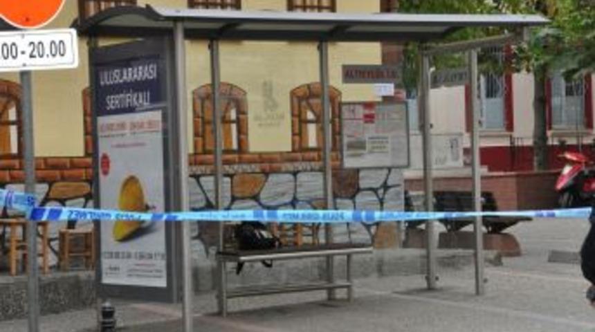Otob&uuml;s durağındaki ş&uuml;pheli paketten eşofman &ccedil;ıktı