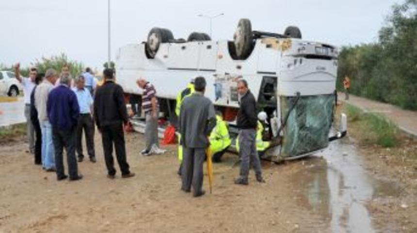 Antalya'da servis midibüsü devrildi: 26 yaralı