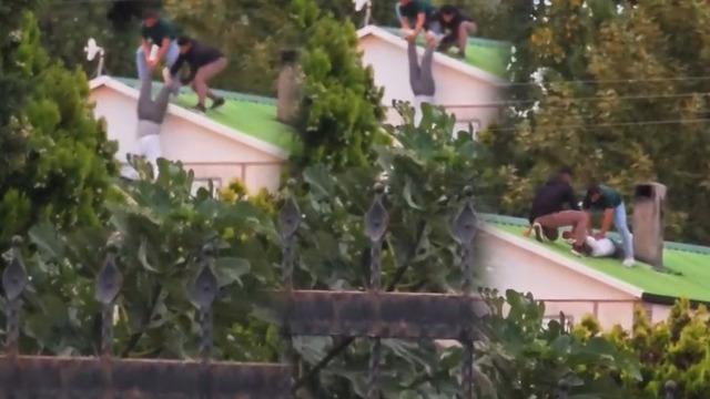 Çatıda elektrik akımına kapıldı: Ayaklarından sarkıtılarak indirildi! Feci olay kameraya yansıdı