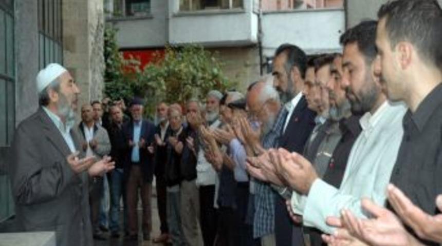 Rabbani ve şehitler i&ccedil;in gıyabi cenaze namazı