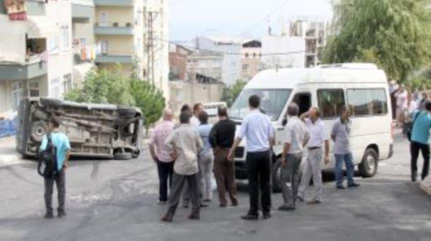 &Ouml;ğrenci servisi dolmuşla &ccedil;arpıştı