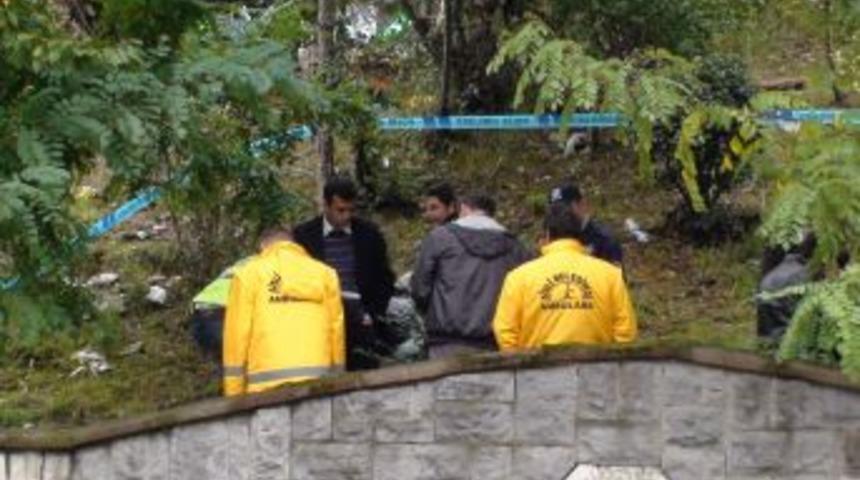 Gece yağmurda kalan kimsesiz vatandaş &ouml;l&uuml; bulundu