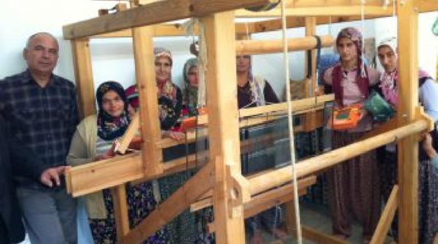 SYDV&rsquo;nın eğittiği k&ouml;yl&uuml; kadınların yaptığı şal ve fular toptan satılıyor