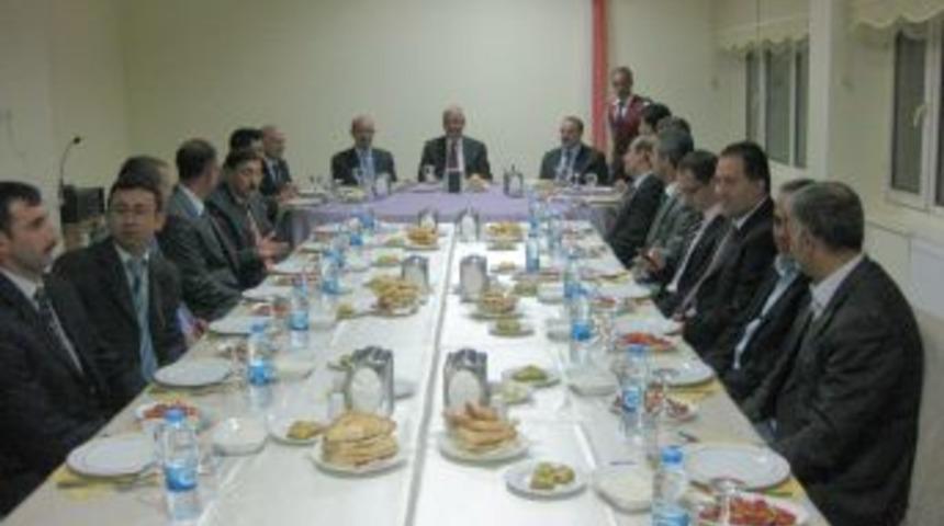 Vali G&uuml;ven&ccedil;er'den Ankara'ya tayin olan m&uuml;d&uuml;rlere veda yemeği